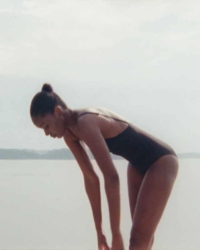 Video Reference: Shoulder, Black, Leg, Joint, Arm, Standing, Human leg, Thigh, Knee, Sportswear