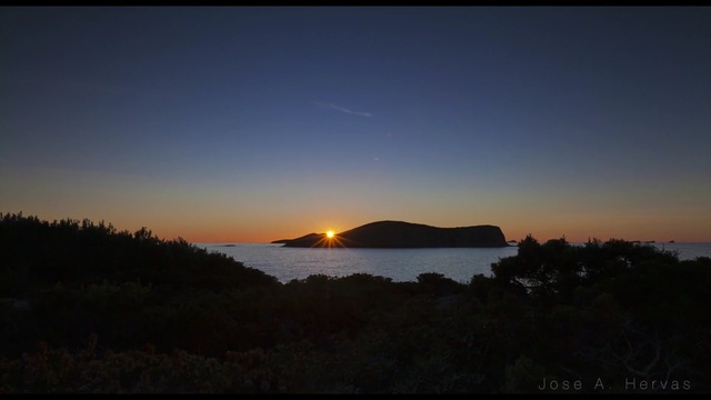 Video Reference: sky, horizon, sea, sunset, sunrise, dawn, evening, morning, atmosphere, dusk