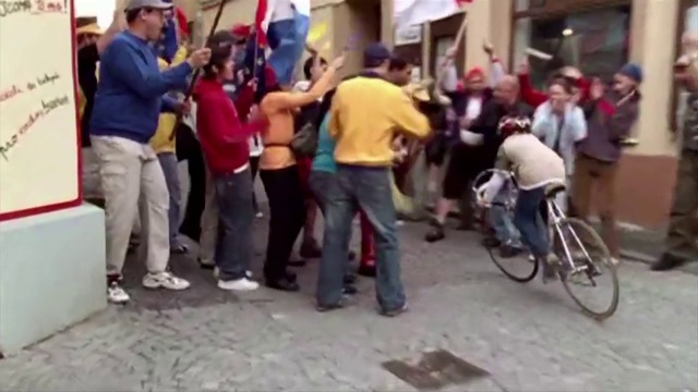 Video Reference: People, Bicycle, Vehicle, Mode of transport, Community, Cycle sport, Crowd, Snapshot, Public space, Cycling