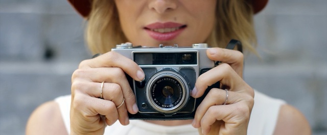 Video Reference: Point-and-shoot camera, Camera, Cameras & optics, Photograph, Digital camera, Photographer, Photography, Close-up, Hand, Mirrorless interchangeable-lens camera