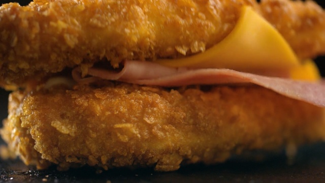 Video Reference: cheeseburger, hamburger, sandwich, snack food, meal, dish, lunch, bread, cheese, dinner, lettuce, meat, delicious, snack, tomato, fast, plate, fresh, restaurant, bun, burger, beef, food, tasty