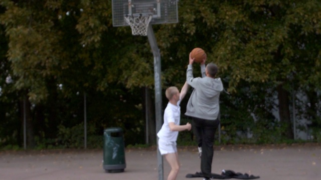 Video Reference: Basketball court, Basketball, Streetball, Public space, Fun, Standing, Lighting, Street light, Leaf, Tree