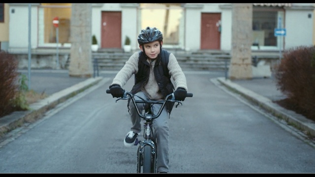 Video Reference: land vehicle, road bicycle, cycling, bicycle, cycle sport, racing bicycle, vehicle, road cycling, lane, road, Person