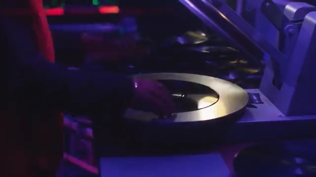 Video Reference: Entertainment, Electronics, Disc jockey, Violet, Vehicle audio, Disco, Cdj, Nightclub, Lighting, Music venue