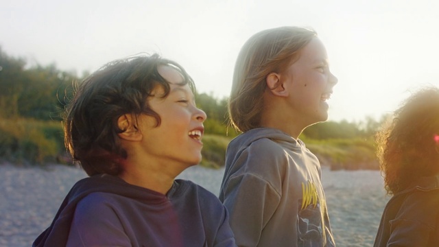 Video Reference: Atmospheric phenomenon, Friendship, Interaction, Fun, Human, Happy, Love, Sunlight, Photography, Summer