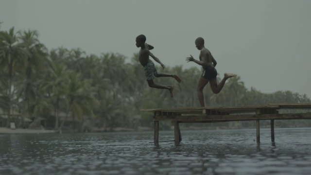 Video Reference: Water, Atmospheric phenomenon, Morning, Fun, Leisure, Adaptation, Photography, Vacation, Sitting