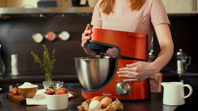 Video Reference: food, cuisine, cook, brunch, tableware, small appliance, drink, cooking, kitchen appliance, mixer