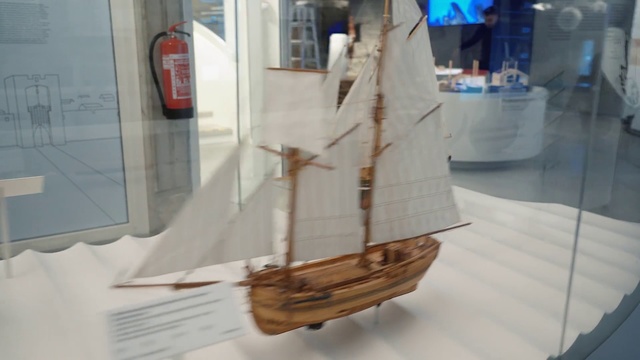 Video Reference: Caravel, Vehicle, Sailing ship, Maritime museum, Boat, Museum, Mast, Schooner, Watercraft, Cog
