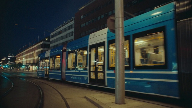 Video Reference: Train, Transport hub, Building, Rolling stock, Vehicle, Window, Electricity, Railway, Railroad car, Public transport