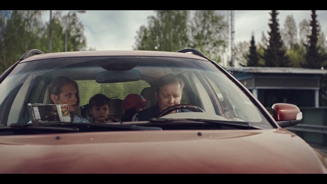 Video Reference: Windshield, Vehicle door, Glass, Vehicle, Window, Automotive exterior, Car, Automotive window part, Windscreen wiper, Mode of transport