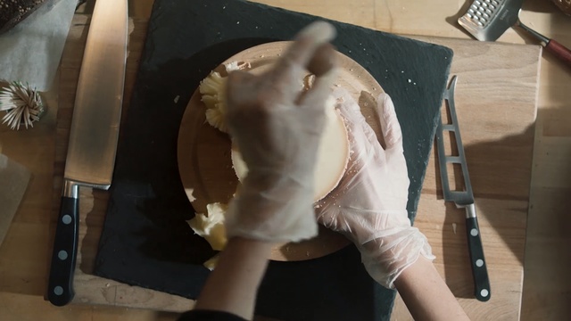 Video Reference: shoulder, hand, human body, arm, leg, girl, finger, trunk, neck, joint, Person