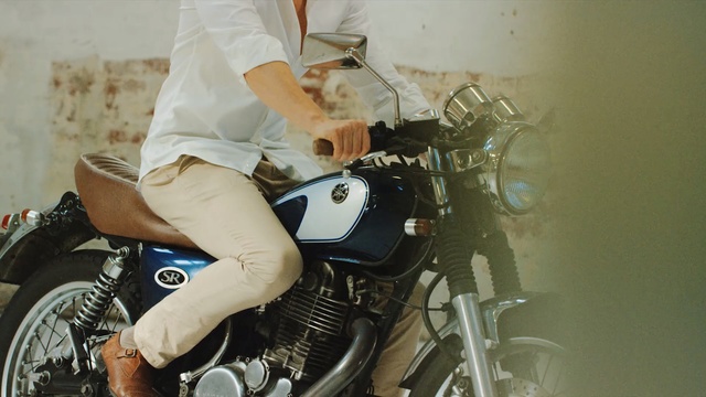 Video Reference: land vehicle, motorcycle, vehicle, motor vehicle, car, motorcycle accessories, Person