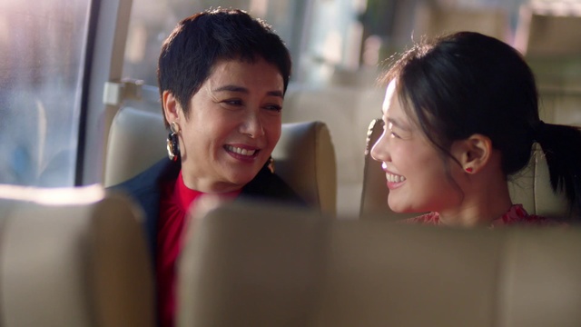 Video Reference: Facial expression, Smile, Skin, Nose, Snapshot, Fun, Friendship, Happy, Human, Conversation, Person