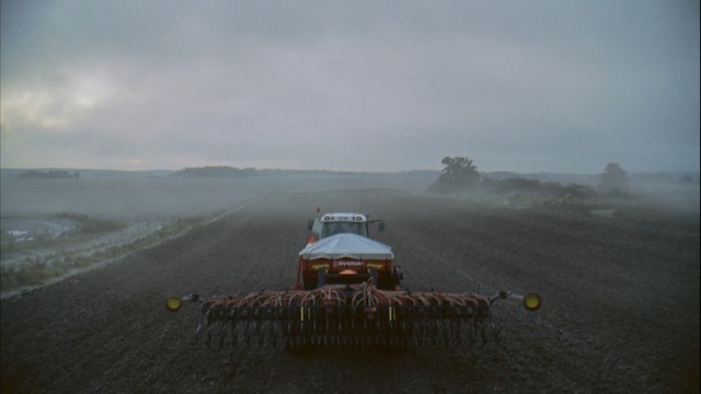 Video Reference: Atmospheric phenomenon, Vehicle, Ecoregion, Mode of transport, Dust, Fog, Steppe, Landscape, Off-roading, Sand