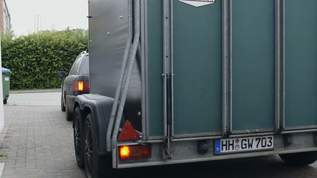 Video Reference: Land vehicle, Vehicle, Transport, Car, Commercial vehicle, Mode of transport, Automotive exterior, Trailer, Truck, Auto part