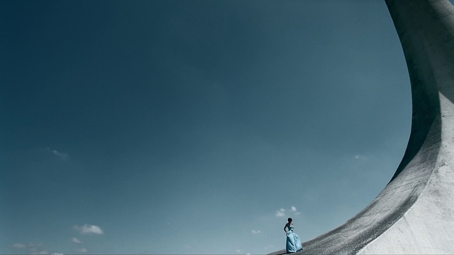 Video Reference: Sky, Blue, Daytime, Atmosphere, Photography, Sea, Extreme sport, Cloud, Recreation, Wave