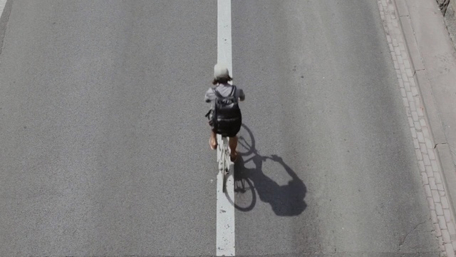 Video Reference: Bicycle, Vehicle, Cycling, Recreation, Sports equipment, Road, Person