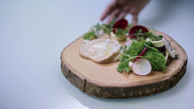 Video Reference: Food, Dish, Cuisine, Ingredient, Vegetarian food, Garnish, Recipe, À la carte food, Canapé, Produce