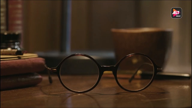 Video Reference: Eyewear, Glasses, Sunglasses, Personal protective equipment, Transparent material, Vision care, Goggles, Glass, Still life photography, Reflection