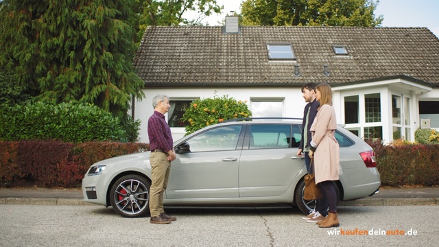 Video Reference: Land vehicle, Car, Vehicle, Luxury vehicle, Alloy wheel, Mid-size car, Vehicle door, Wheel, Automotive wheel system