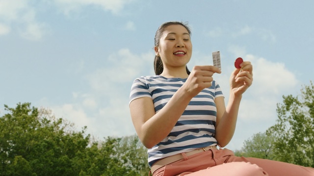 Video Reference: Happy, Water, Finger, Summer, Gesture, Fun, Hand, Sunlight, Drinking, Thumb, Outdoor, Person, Woman, Holding, Young, Standing, Front, Posing, Girl, Smiling, Sitting, Boy, Game, Shirt, Man, Food, Riding, Board, White, Playing, Frisbee, Field, Flying, Sky, Tree, Clothing, Human face, Smile
