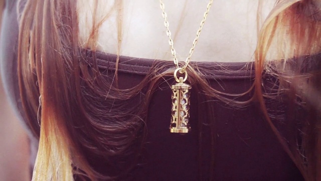 Video Reference: Hair, Chain, Necklace, Neck, Beauty, Fashion accessory, Hairstyle, Long hair, Body jewelry, Jewellery