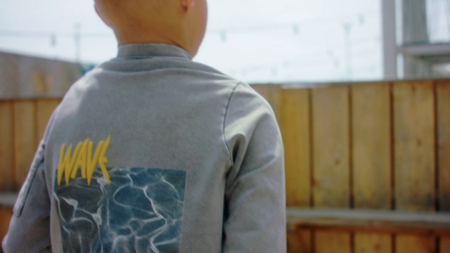 Video Reference: Shoulder, T-shirt, Arm, Sleeve, Shirt, Outerwear, Neck, Joint, Jacket, Top