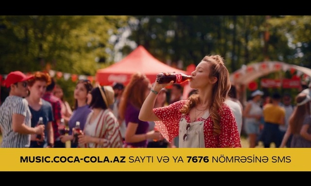 Video Reference: Crowd, People, Audience, Community, Event, Fun, Festival, Adaptation, Photo caption, Fête