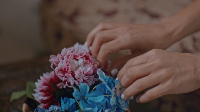 Video Reference: flower, pink, flower bouquet, hand, floristry, petal, cut flowers, flower arranging, nail, finger