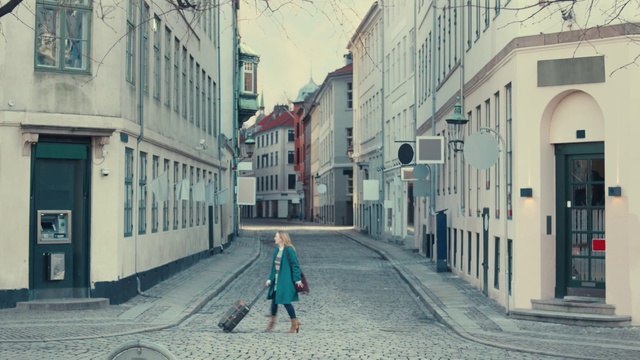 Video Reference: Street, Town, Neighbourhood, Pedestrian, Road, Human settlement, Urban area, Infrastructure, Building, Cobblestone, Person