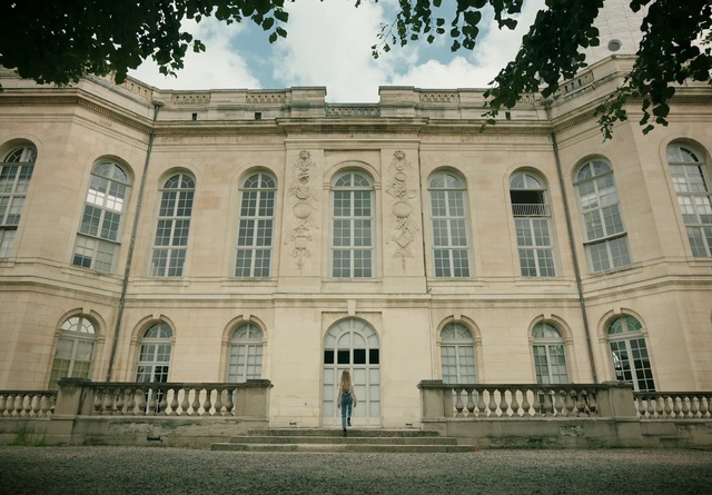 Video Reference: Building, Architecture, Classical architecture, Landmark, Property, Mansion, Estate, Palace, Facade, Château