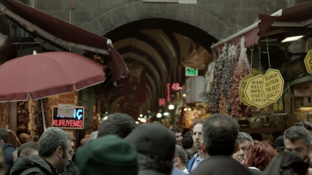 Video Reference: Market, Bazaar, Public space, City, Human settlement, Crowd, Marketplace, Building, Event, Temple, Person