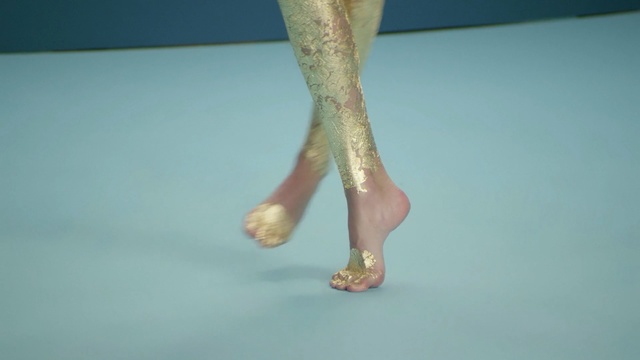 Video Reference: leg, human leg, foot, joint, arm, barefoot, toe, shoe, hand, calf