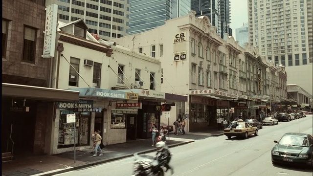 Video Reference: downtown, neighbourhood, building, city, metropolitan area, town, street, urban area, car, metropolis