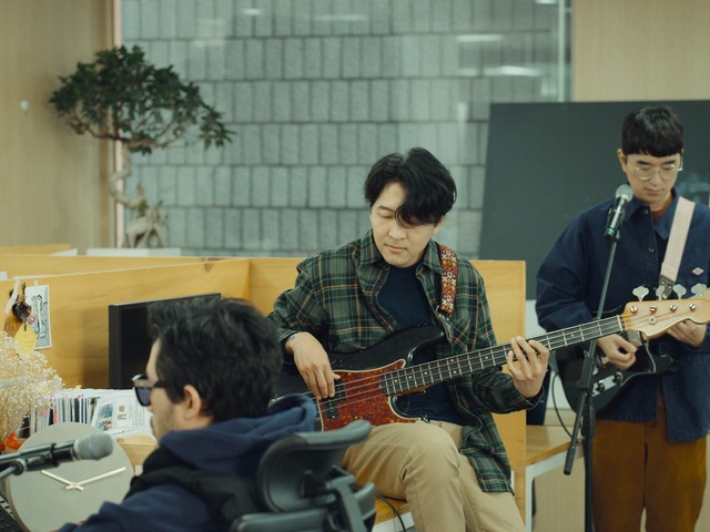 Video Reference: guitar, musician, music, musical instrument, plucked string instruments, string instrument, string instrument, audio, guitarist, musical instrument accessory, Person