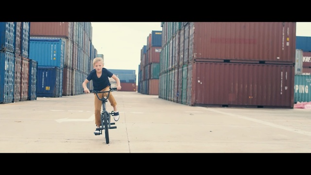 Video Reference: blue, mode of transport, road, lane, urban area, cycle sport, street, bicycle, vehicle, cycling, Person