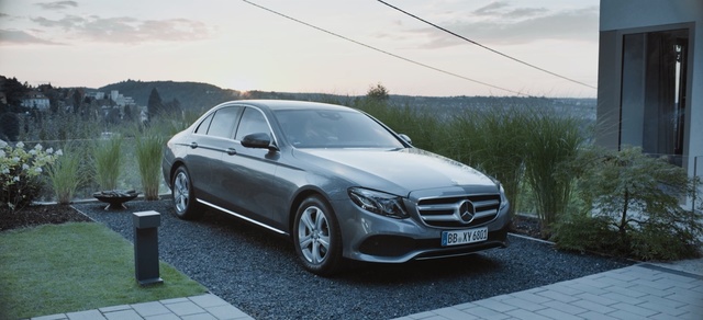 Video Reference: Land vehicle, Vehicle, Car, Luxury vehicle, Automotive design, Motor vehicle, Mercedes-benz, Alloy wheel, Mid-size car