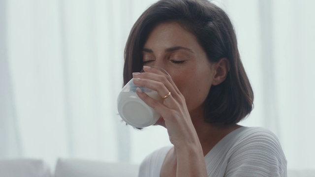 Video Reference: Face, Skin, Nose, Water, Mouth, Lip, Drinking, Organism, Neck, Tableware