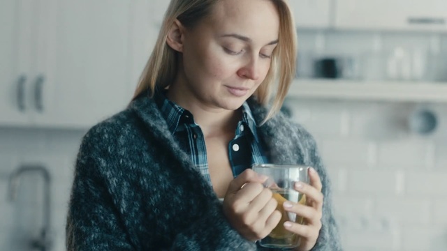 Video Reference: Water, Skin, Blond, Lip, Long hair, Drinking, Drink, Glass, Photography, Neck, Person