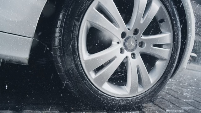 Video Reference: Land vehicle, Alloy wheel, Tire, Rim, Wheel, Automotive tire, Vehicle, Auto part, Spoke, Car