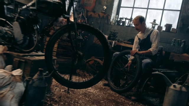 Video Reference: Spoke, Bicycle tire, Vehicle, Wheel, Bicycle wheel, Tire, Automotive wheel system, Automotive tire, Auto part, Rim, Person