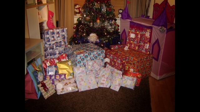 Video Reference: textile, christmas, christmas decoration, gift, holiday, home, product, material, decor, event