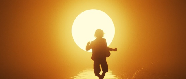 Video Reference: People in nature, Sun, Sky, Sunrise, Backlighting, Atmospheric phenomenon, Sunlight, Horizon, Silhouette, Calm