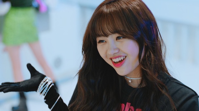 Video Reference: Hair, Facial expression, Lip, Lady, Hairstyle, Smile, Beauty, Bangs, Hair coloring, Skin, Person