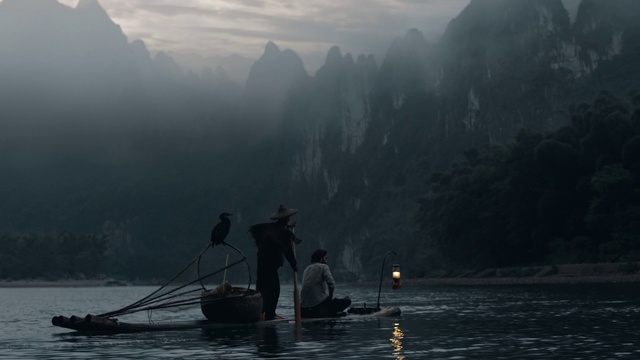 Video Reference: Atmospheric phenomenon, Sky, Water, River, Fjord, Watercraft rowing, Fisherman, Calm, Screenshot, Lake
