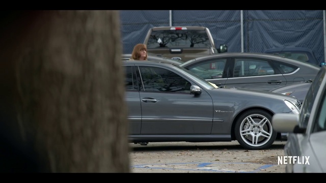 Video Reference: Land vehicle, Vehicle, Car, Luxury vehicle, Rim, Automotive design, Personal luxury car, Wheel, Executive car, Mid-size car