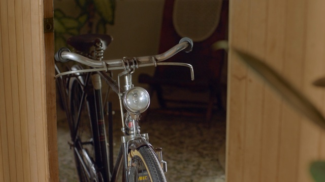 Video Reference: bicycle seat, seat, support, bike, bicycle, device, cycle, cycling, sport, ride, moped, wheel