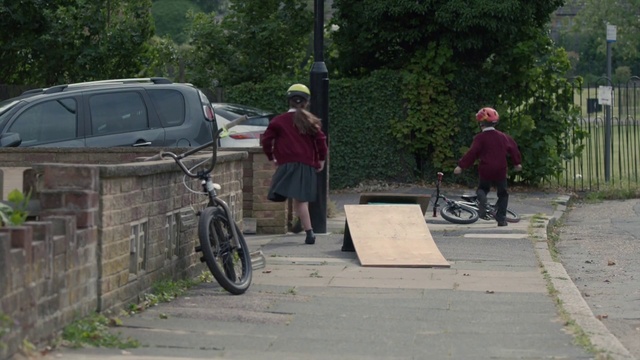 Video Reference: Land vehicle, Vehicle, Bicycle, Cycling, Mode of transport, Bicycle accessory, Recreation, Road, Sports equipment, Lane