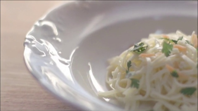 Video Reference: Food, Cuisine, Dish, Ingredient, Shirataki noodles, Noodle, Capellini, Rice noodles, Spaghetti, Sōmen