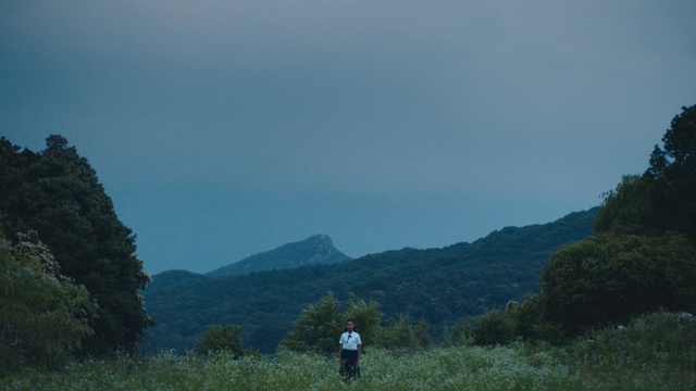 Video Reference: Sky, Hill station, Green, Mountainous landforms, Vegetation, Mountain, Highland, Hill, Atmospheric phenomenon, Wilderness